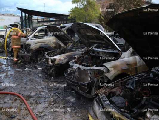 Bomberos aseguran que incendio de 13 vehículos en parqueo de la Oabi fue provocado