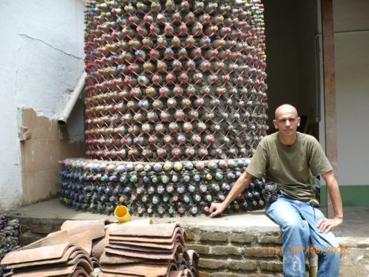 Alemán construye casas usando botellas como ladrillos