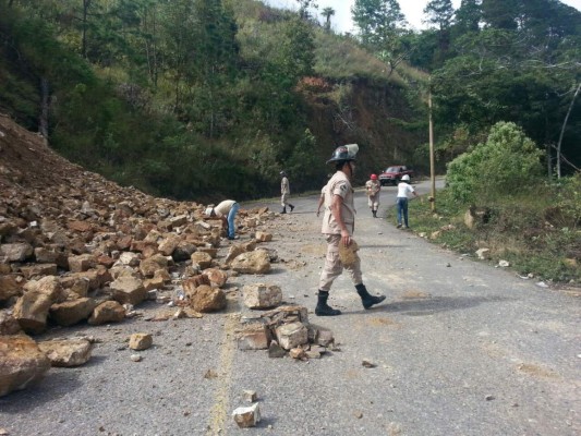 Un deslizamiento atrasa el tráfico hacia Valle de Ángeles