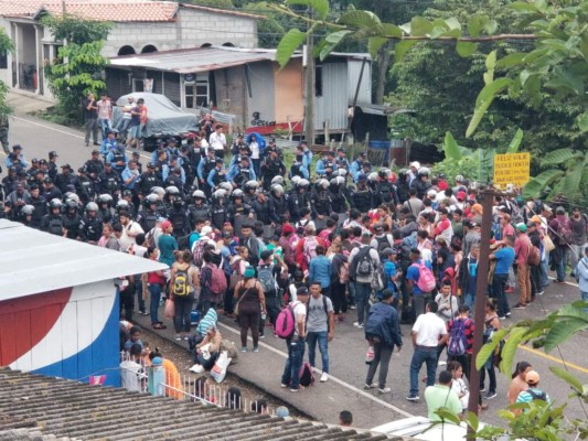 Aduana Agua Caliente: Retienen a hondureños que quieren unirse a caravana