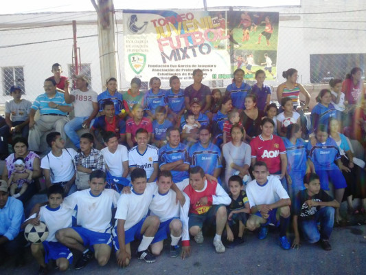 Jóvenes promueven la paz por medio del fútbol