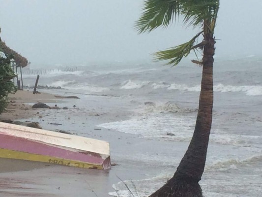 Earl sale de Honduras dejando al menos 148 evacuados