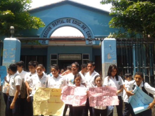 Exigen maestros ante autoridades de Educación en Cortés