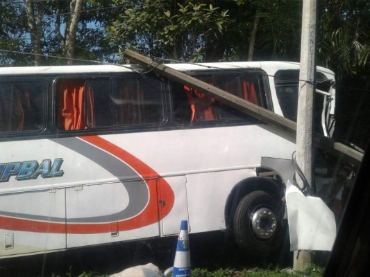 Diez heridos deja accidente de bus en la carretera hacia La Ceiba