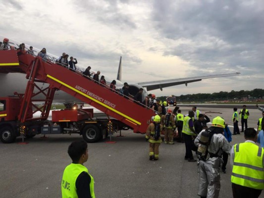 Avión se incendia tras aterrizaje de emergencia y pasajera filma todo