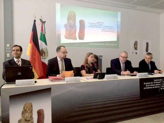 México recupera en Alemania dos bustos olmecas de la colección Patterson