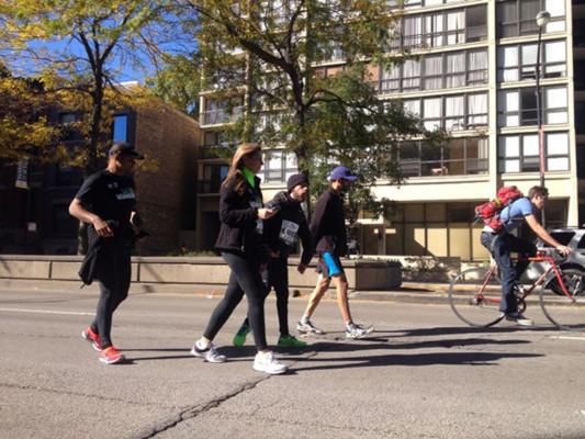 Venezolano con atrofia muscular completa maratón Chicago en 16 horas