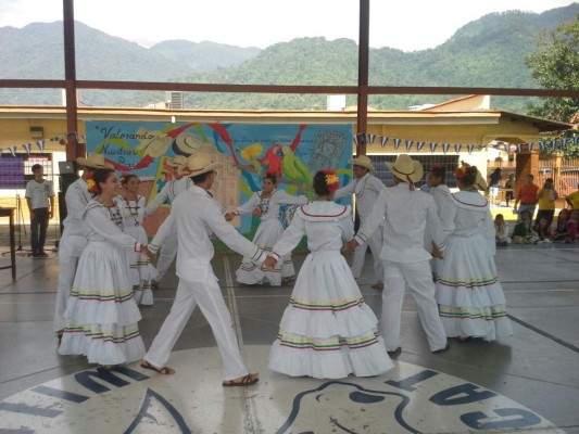 Escolares de San Pedro Sula celebran a Honduras