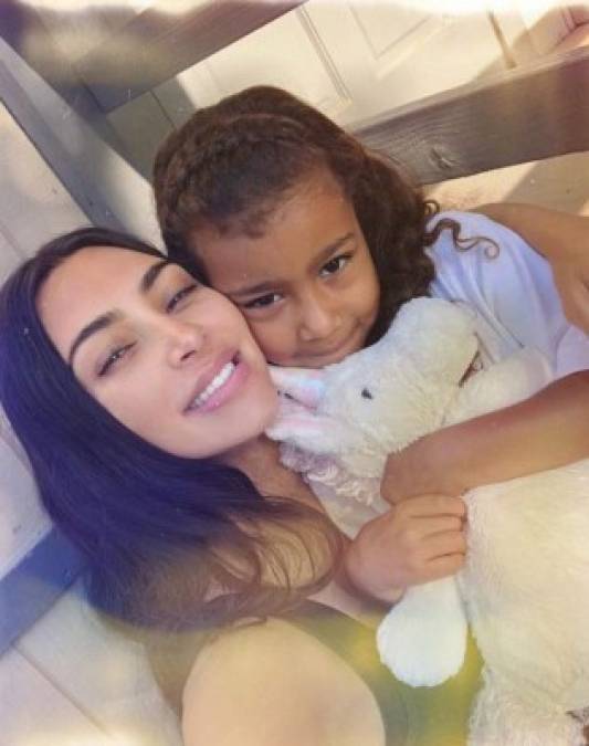 No extraña mucho que North West haya heredado la excentricidad de sus padres Kanye West y Kim Kardashian, pero su último avance en la moda no ha gustado a los fanáticos de la Kardashian.<br/>