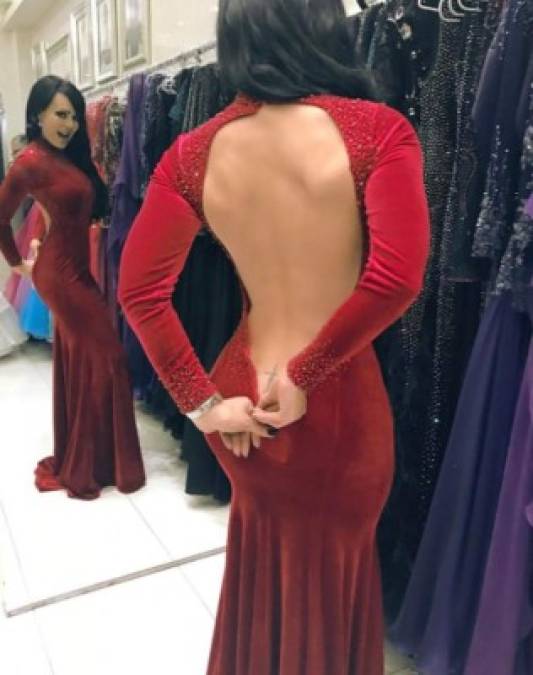 La actriz Maribel Guardia dejó ver el tatuaje que tiene allá abajo, donde la espalda pierde su nombre… todo mientras se medía un vestido del diseñador Mitzy y como no es nada egoísta compartió la imagen en su cuenta de Instagram para darle un taco de ojo a su más de un millón de seguidores.