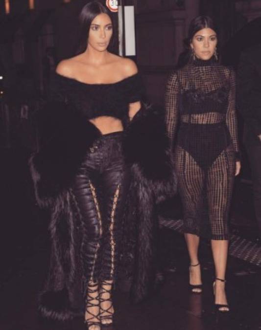 A Kim Kardashian y Kourtney Kardashian se les vio disfrutar del Fashion Week de París.