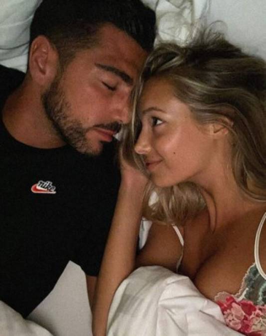 El exfutbolista italiano Graziano Pelle con la modelo Viktoria Varga durante su confinamiento.