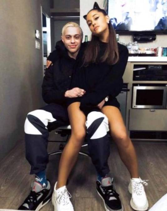 Poco después, la cantante empezó su relación con el comediante de Saturday Night Live Pete Davidson. Un mes después, Ariana Grande anunció sorpresivamente su compromiso con él.<br/><br/>