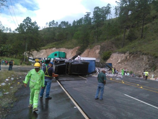 Rastra se da vuelta en carratera entre Siguatepeque y Comayagua