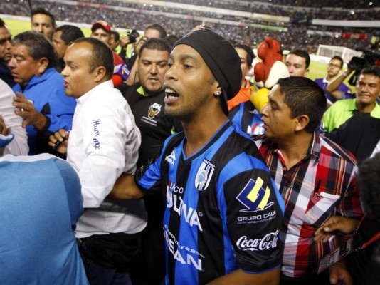 Político que llamó 'simio' a Ronaldinho pide disculpas 