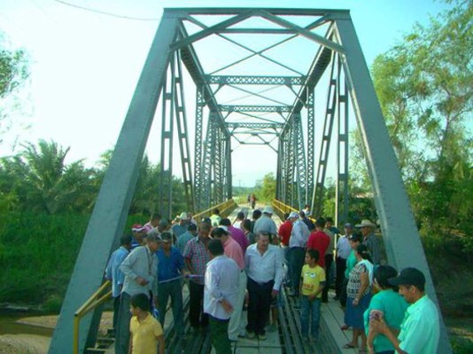 Reparan puente de aldea La Nola en Puerto Cortés