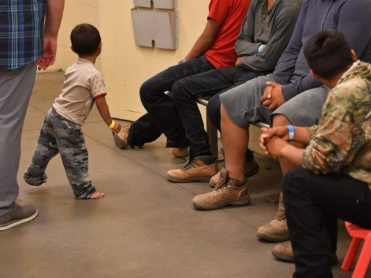 Investigan muerte de niño migrante tras salir de centro de detención