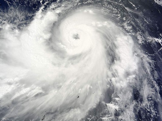 Poderoso tifón Neoguri deja dos muertos al golpear Japón
