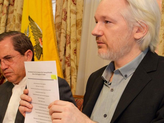 Assange dice que saldrá de la embajada de Ecuador en Londres