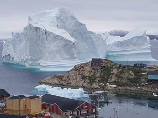 Gigantesco iceberg amenaza con provocar un tsunami en Groenlandia