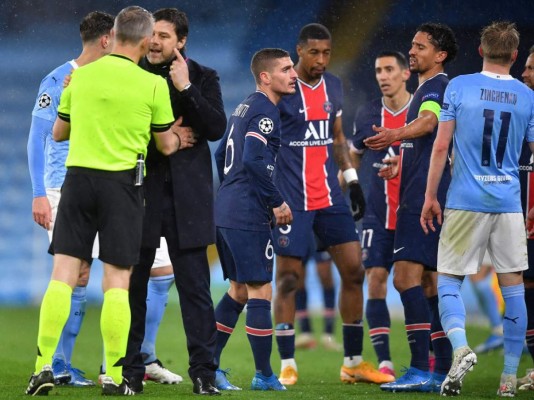 Paris Saint-Germain's Argentinian head coach Mauricio Pochettino (3R) remonstrates with Referee Bjorn Kuipers (2L) on the pitch after Paris Saint-Germain's Argentinian midfielder Angel Di Maria (3R) was given a red card during the UEFA Champions League second leg semi-final football match between Manchester City and Paris Saint-Germain (PSG) at the Etihad Stadium in Manchester, north west England, on May 4, 2021. (Photo by Paul ELLIS / AFP)