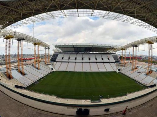 A dos meses del Mundial tres estadios en obras y aeropuertos a medias