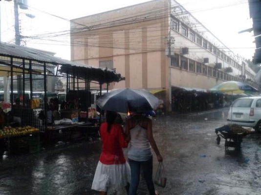 Granizo y tormentas eléctricas azotan la capital de Honduras