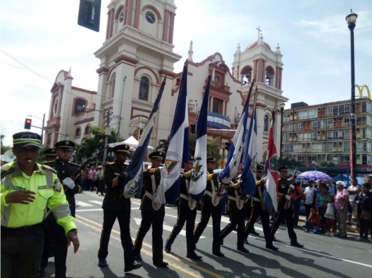 Civismo y lucidos desfiles por la Independencia de Honduras