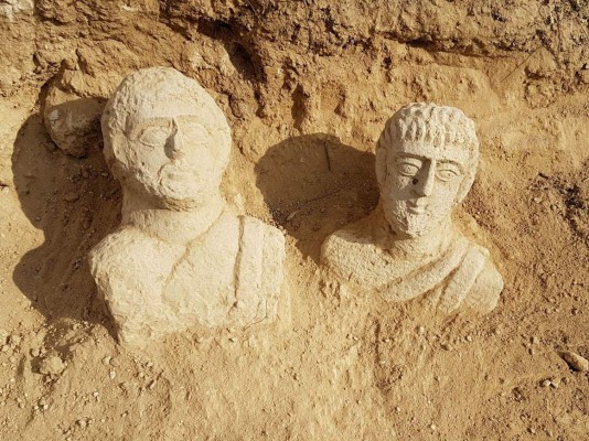 Dos bustos funerarios romanos de hace 1700 años expuestos por las lluvias