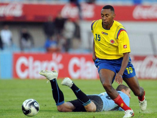 (FILES) In this file photo taken on September 09, 2009 Colombia's John Viafara (R) vies with Uruguay's Diego Perez during a FIFA World Cup South Africa-2010 football qualifier at Centenario stadium in Montevideo on September 9, 2009. - Viafara was arrested in suspicion of drug trafficking, in Jamundi, Valle del Cauca department, on March 19, 2019, accused of being a member of a drug cartel which sent narcotics to the United States. (Photo by PABLO PORCIUNCULA / AFP)