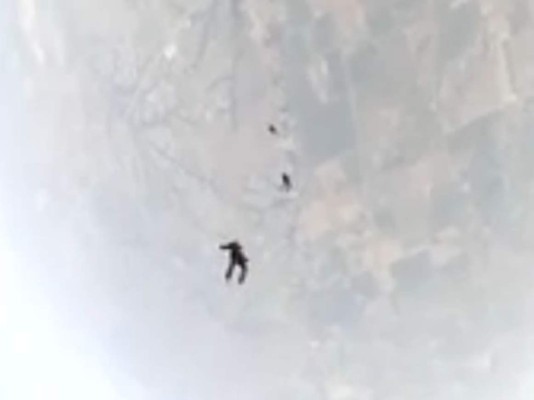Video: Hombre sufre microinfarto al saltar de un avión en paracaídas
