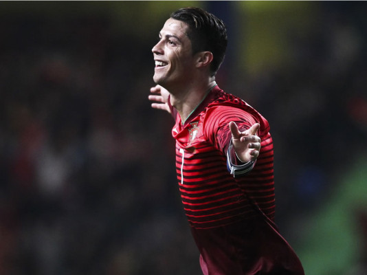 Cristiano se corona como goleador y Portugal golea a Camerún