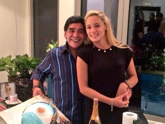 Maradona se separa de su novia de 23 años, a quien acusó de robo