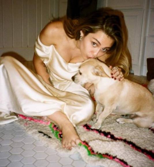 Y siendo una amante de los animales sus mascotas no pudieron faltar a su gran día.<br/><br/>'Siempre me puedes encontrar descalza en el piso jugando con mis perritos... incluso el día de mi propia boda', escribió Cyrus junto a una foto con su mascota. <br/><br/><br/>