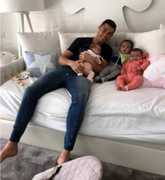 Cristiano Ronaldo junto a sus otros tres hijos Alana Martina, Eva Maria y Mateo Ronaldo.