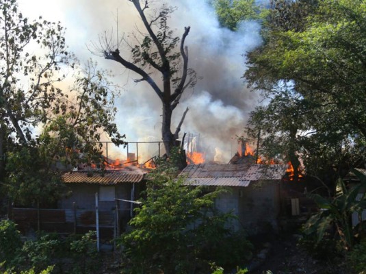 El incendio consumio varias viviendas del bordo conocido como 'Nueva Esperanza' en San Pedro Sula.
