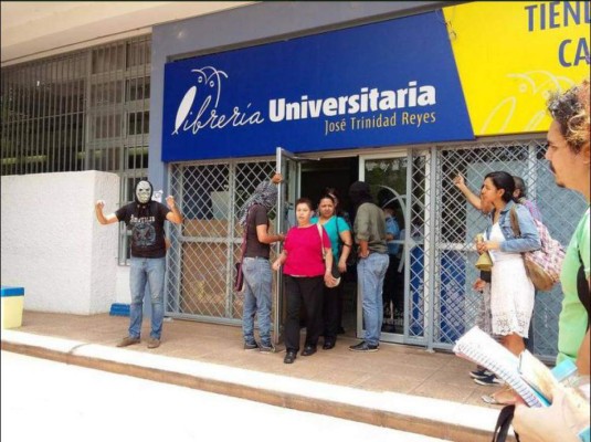 Universitarios desalojaron también al personal de la librería.