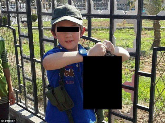 Conmoción por foto de niño que sostiene cabeza decapitada de un sirio