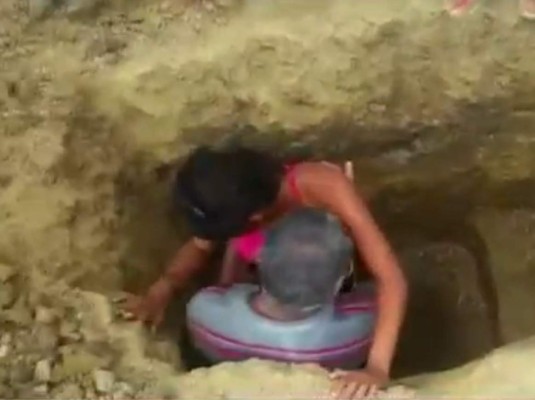 Mujer se entierra para quitarse 'energía' tras impacto de rayo