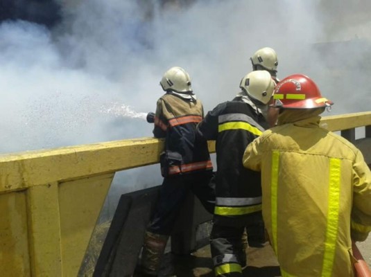 Incendio de grandes proporciones en ocho bodegas de Soptravi