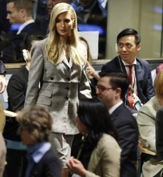 Ivanka se vistió elegantemente para la ocasión con un traje gris de Altuzarra, valorado en 3,000 dólares.