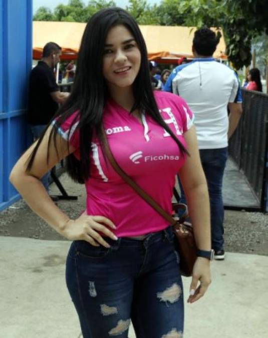 Esta chica con la camiseta rosa de la Bicolor ha robado miradas de muchos por su belleza.