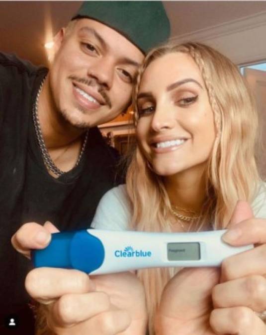 La cantante Ashlee Simpson (de 35 años) recurrió a su cuenta de Instagram para anunciar que espera su tercer hijo, el segundo retoño de su sólido matrimonio con el músico Evan Ross (de 31), hijo de la legendaria Diana Ross. En la imagen, la pareja posa con el test de embarazo.