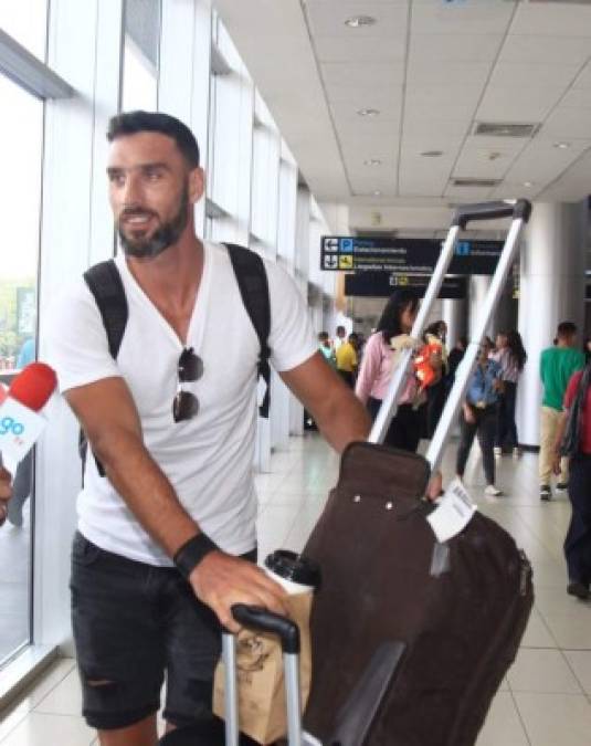 Martín Bonjour: El defensor argentino se marchó la mañana de este lunes de Honduras tras ser dado de baja en el Olimpia. El zaguero no se pudo adaptar al fútbol hondureño, se va sin pena ni gloria.<br/>