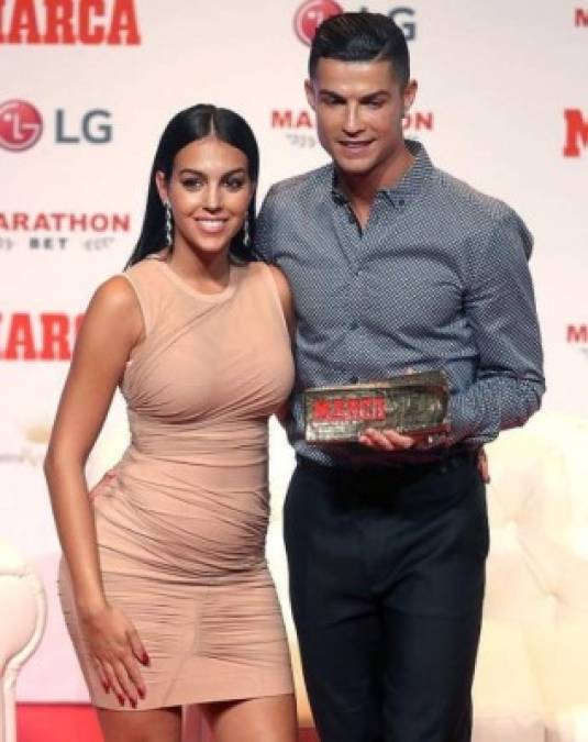 Cristiano, actual jugador del Juventus, estuvo acompañado de su amada Georgina, quien lució un ajustado vestido en color nude que resaltaba su figura.