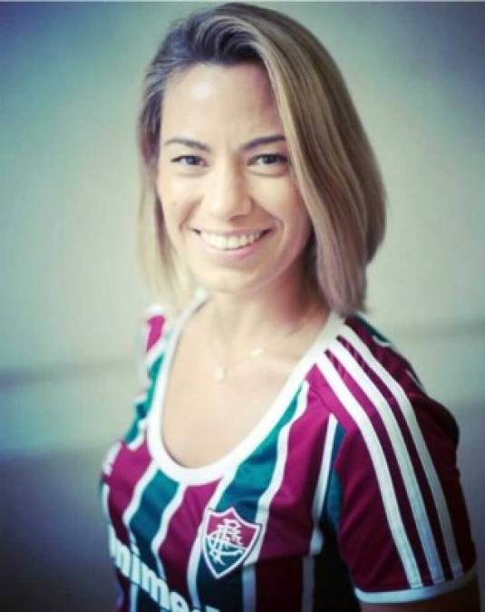 La bella periodista francesa es aficionada al Fluminense de Brasil.