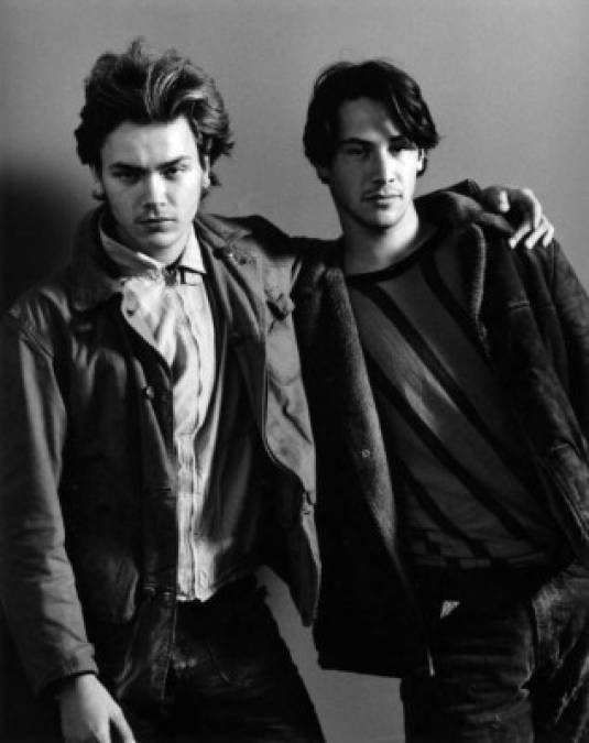 Para terminar el peor año de su vida, en 1993, también perdió a su mejor amigo producto de una sobredosis. River Phoenix (Hermano de Joaquin Phoenix) falleció en un bar de propiedad de Johnny Deep, tras tomar -supuestamente sin saberlo- un ‘speedball’, una mezcla líquida de cocaína y heroína.