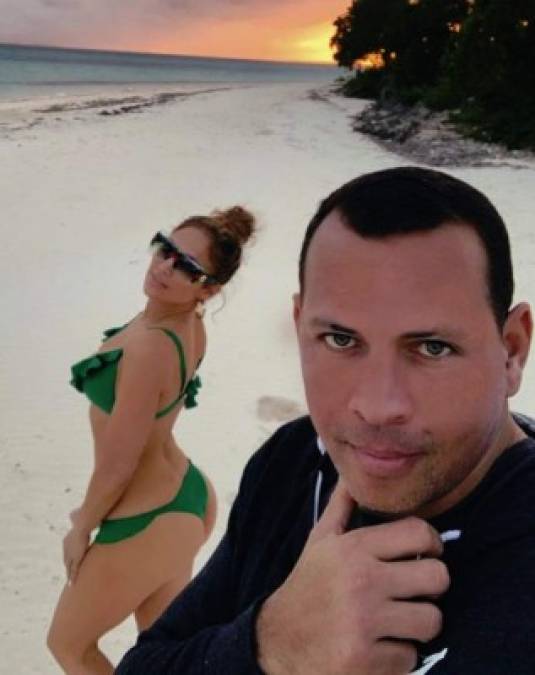 La pareja se comprometió durante su escapada el fin de semana a Las Bahamas.