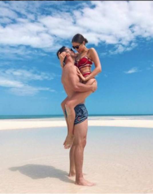 La modelo estadounidense Olivia Culpo disfrutó de unas lindas vacaciones junto a su pareja Danny Amendola en las playas de Miami y así lo compartió en Instagram.
