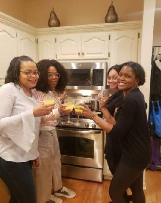 Oprah Winfrey celebró con cócteles en familia.